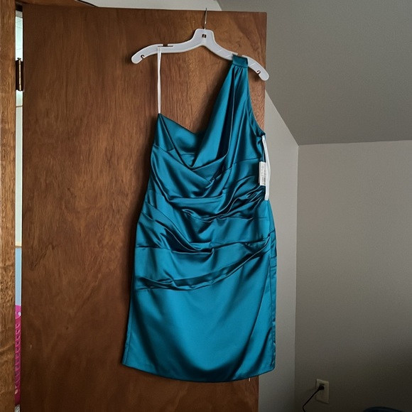 Dress BRAND NEW - Picture 2 of 5